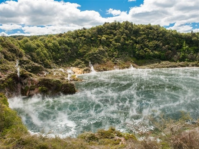 Suối nước nóng lớn nhất thế giới: Nằm ở thung lũng Waimangu Volcanic Rift (New Zealand), hồ suối nước nóng Frying Pan có chiều rộng tối đa 200 m và là suối nước nóng tự nhiên lớn nhất thế giới. Hồ nước nóng này có tính axit và nhiệt độ quanh năm duy trì khoảng 50-60°C. 