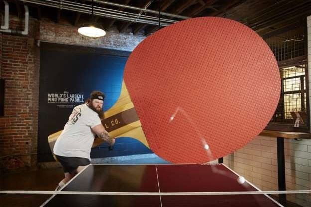 ##sc### Vợt bóng bàn to nhất thế giới, với chiều cao 3,53m và chiều rộng 2,02m thuộc về Rise Brands, tại Ohio, Mỹ. 