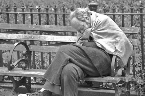 9. Người vô gia cư thừa kế 6 triệu USD: Tomas Martinez, 67 tuổi là người vô gia cư sống trên phố Santa Cruz de le Sierra, Bolivia. Đến một ngày đẹp trời cảnh sát đã mang đến tin tốt lành cho ông, đó là khoản tiền 6 triệu USD thừa kế từ người vợ cũ để lại cho ông. Martinez ngỡ rằng cảnh sát tìm đến bắt ông vì vấn đề liên quan đến ma túy và rượu, ông vội vàng bỏ chạy. Các tờ báo địa phương gọi ông là “triệu phú mới không biết đến tài sản của mình”, bởi từ khi ông bỏ trốn đến giờ cảnh sát vẫn chưa tìm được ông.