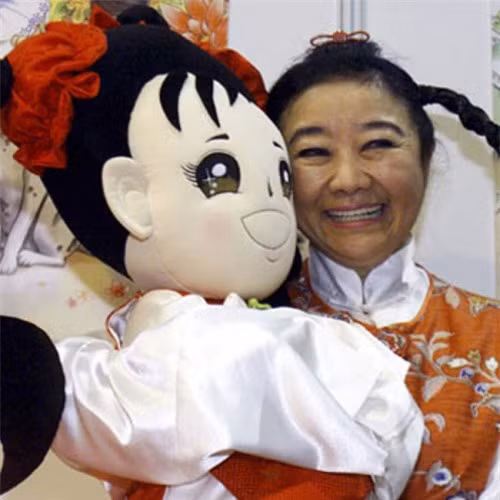 6. Tony Chan thừa kế 4,2 tỷ USD bằng cách lừa nữ tỷ phú lập dị: Một trong những phụ nữ giàu nhất Châu Á, Nina Wang đã viết lại di chúc sau khi phát hiện ra mình bị bệnh ung thư, và để lại toàn bộ gia sản của mình cho ông thầy phong thủy Tony Chan. Ông thầy này đã nói với bà Wang rằng bằng việc thực hành phong thủy ( bao gồm cả việc đưa ông ta vào di chúc của bà) sẽ giúp bà trường sinh. Thế nhưng bà Wang không thể nào chống lại được quy luật của tuổi tác, và thay vì bản di chúc trước đây để lại tài sản cho con cháu cũng như việc làm từ thiện, bản di chúc cuối cùng của bà là để lại toàn bộ cho Tony Chan. Sự việc cuối cùng phải đưa ra tòa để xử lý, và tòa án đã bác di chúc sau này, Tony Chan phải vào tù.