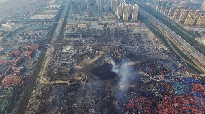 2 vụ nổ lớn xảy ra tại các nhà kho công nghiệp ở TP cảng Thiên Tân, đã dẫn đến một vụ hỏa hoạn, vào ngày 12/8/2015, khiến 110 nhân viên cấp cứu và 55 nhân viên và ngừi dân thiệt mạng. Hơn 790 người bị thương và 8 thi thể đến nay vẫn chưa được tìm thấy. Theo các nhà chức trách, vụ nổ được kích hoạt bởi hàng hóa dễ cháy được lưu trữ bên cạnh các hóa chất nguy hiểm, bao gồm amoni nitrat và natri cyanide. Vụ tai nạn khiến hàng chục nghìn người phải di dời, gây thiệt hại ước tính khoảng 1,5 tỷ USD. Việc phóng thích các hóa chất độc hại vào không khí đã dẫn đến việc xóa sổ sinh vật biển gần khu vực nổ.