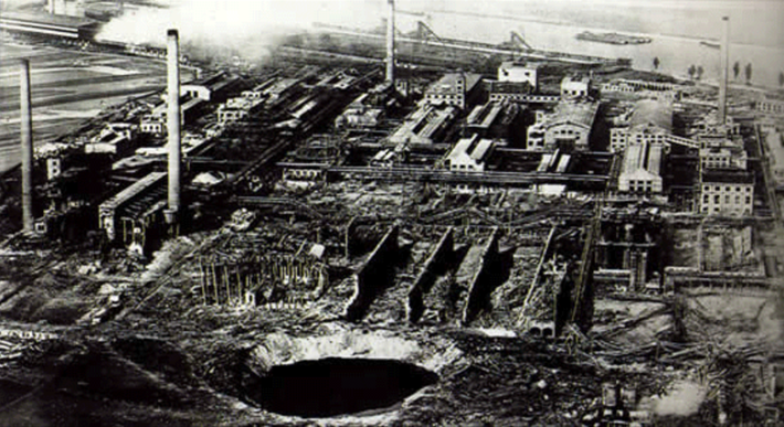 Vào ngày 21 tháng 9 năm 1921, một silo tháp chứa khoảng 450 tấn amoni sulfate và amoni nitrate đã phát nổ tại một nhà máy BASF ở Oppau, giết chết khoảng 500 - 600 người và khiến khoảng 2.000 người khác bị thương. Nó để lại một "miệng núi lửa" ngay tại hiện trường. Trước vụ nổ năm 1921, nhà máy này đã sử dụng thành công hỗn hợpamoni sulfate và amoni nitrate, ở tỷ lệ 50:50 trong hơn 20.000 lần, nhưng vào ngày xảy ra vụ nổ, tỷ lệ an toàn được cho đã bị sai lệch.