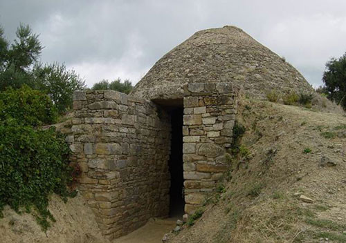 Hai ngôi mộ cổ có niên đại khoảng 3.500 năm được các nhà khảo cổ học người Mỹ phát hiện và khai quật tại một địa điểm thuộc thành phố cổ Pylos, miền nam Hy Lạp. Mái vòm của 2 ngôi cổ mộ đã sụp đổ, bên trong chứa đầy đất và đá vụn khiến những kẻ cướp mộ không thể đột nhập để lấy cắp cổ vật. Tuy nhiên, qua các triều đại, chúng đã bị xáo trộn và không giống như một ngôi mộ thời Mycenaea khác được tìm thấy vào năm 2015, chứa kho báu vàng bạc, đồ trang sức và cánh tay bằng đồng được chôn cất cùng vị vua, được cho là người cai trị vùng Pylos đời đầu.