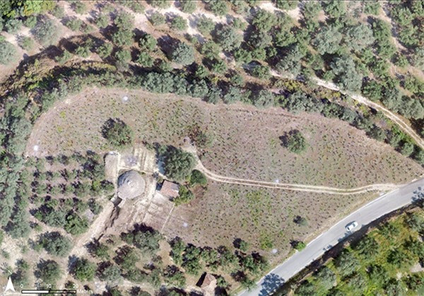 Hình ảnh khu vực trước khi được khai quật được chụp từ trên cao. Bên trong 2 ngôi cổ mộ, các nhà khảo cổ đã tìm thấy các chuỗi hạt làm từ hổ phách, một chiếc nhẫn vàng và một mặt dây chuyền bằng vàng chạm khắc hình đầu của nữ thần Ai Cập cổ đại Hathor. Điều đó cho thấy mối liên kết giữa văn hóa và thương mại thời kỳ đồ đồng. Phát hiện này đặc biệt quan trọng vì đã làm sáng tỏ giai đoạn đầu của nền văn minh Mycenaea tại Hy Lạp.