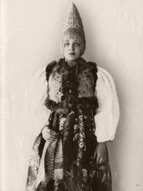 Chiếc váy được thiết kế kín từ đầu đến chân, đúng chuẩn kiểu “sarafan”.