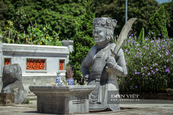 Nổi bật nhất là đôi tượng chiến binh canh gác cho lăng mộ với đầy đủ trang phục, binh khí, thần thái sinh động.