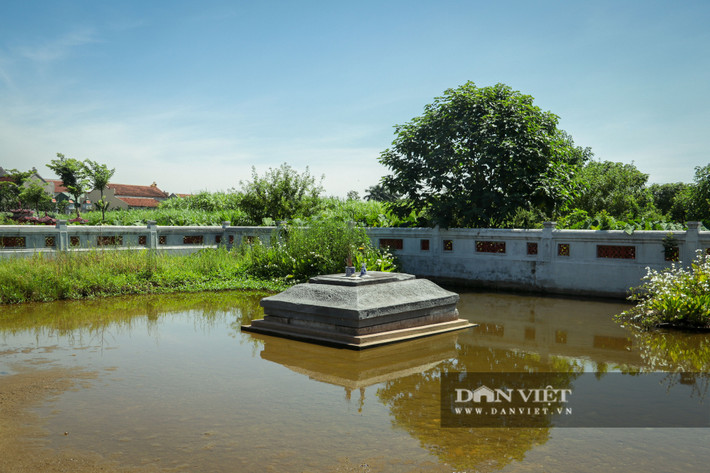 Đồng thời, những dấu mốc lịch sử để lại cho thấy lăng mộ này đã từng bị chôn vùi thêm nữa sau lần vỡ đê trong trận lũ lịch sử khác vào năm 1914.