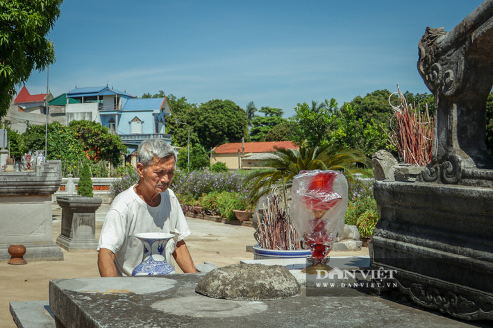 Trông coi khu lăng mộ, ông Nguyễn Văn Chì (Thường Tín, Hà Nội) cho biết, theo truyền thuyết, khoảng 270 năm về trước, đê Sâm Thụy bị vỡ, tất cả làng mạc bị vùi lấp dưới lớp bùn. Trong đó, có cả lăng mộ đá Quận Vân.