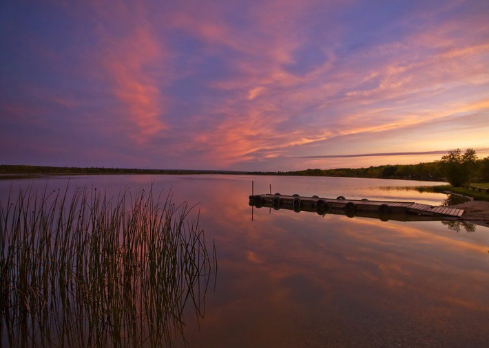 Pekwachnamaykoskwaskwaypinwanik (31 chữ cái): Hồ nước với tên gọi mang nghĩa “nơi cá hồi hoang bị bắt bằng lưỡi câu móc” nằm ở vùng hoang dã của Manitoba, Canada. Với những hàng thông hai bên hồ và không gian khoáng đạt, cây cầu dẫn ra hồ là điểm đến chụp ảnh lý tưởng cho những ai cất công tới đây. Ảnh: Culture Trip.
