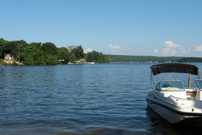 Chargoggagoggmanchauggagoggchaubunagungamaugg (45 chữ cái): Hồ nước nhỏ bình yên này nằm ở Webster, Massachusetts, Mỹ. Hồ có diện tích 5,84 km2, hình thành do băng hà rút lui và nước từ các suối nhỏ chảy vào. Đây là điểm đến cắm trại nổi tiếng, được nhiều gia đình ở vùng Massachusetts yêu thích. Du khách cũng có thể thuê thuyền để đi dạo chơi quanh hồ và ngắm hoàng hôn. Ảnh: Charismatic Planet.