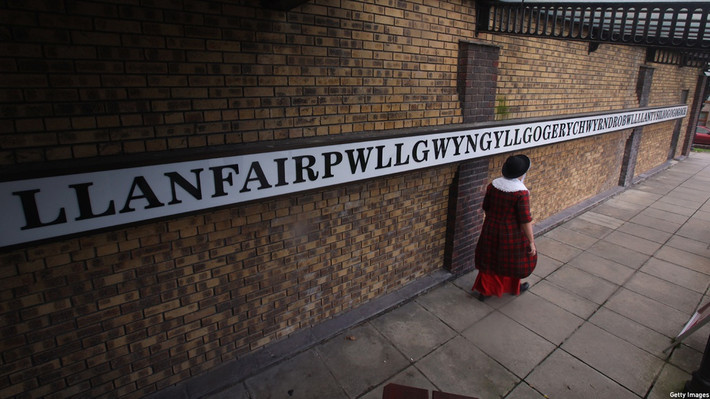 Llanfair­pwllgwyngyll­gogery­chwyrn­drobwll­llan­tysilio­gogo­goch (58 chữ cái): Đến đảo Anglesey ở xứ Wales, du khách có thể ghé thăm trị trấn có tên dài nhất Vương quốc Anh. Tên gọi này được sáng tạo ra vào những năm 1860 với mục đích quảng bá. Tên thị trấn còn có một phiên bản ngắn hơn nhưng cũng không dễ đọc hơn là mấy: Llanfairpwllgwyngyll. Nằm bên eo biển Menai, nơi đây có dân số khoảng hơn 3.000 người với không gian bình yên, khí hậu trong lành và kiến trúc độc đáo cho du khách tham quan. Ảnh: BBC.