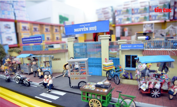 Những xe đẩy, gánh hàng rong quen thuộc trước cổng trường được anh Đức thể hiện sinh động qua mô hình thu nhỏ.