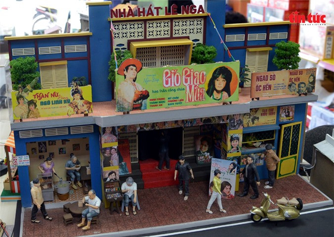 Mô hình nhà hát tái hiện hình ảnh sinh hoạt của người Sài Gòn xưa. Thay vì đến những trung tâm thương mại sầm uất, rạp chiếu phim như bây giờ, người Sài Gòn khi ấy chỉ thích hẹn nhau đi nghe cải lương, rồi đi ăn cháo khuya...