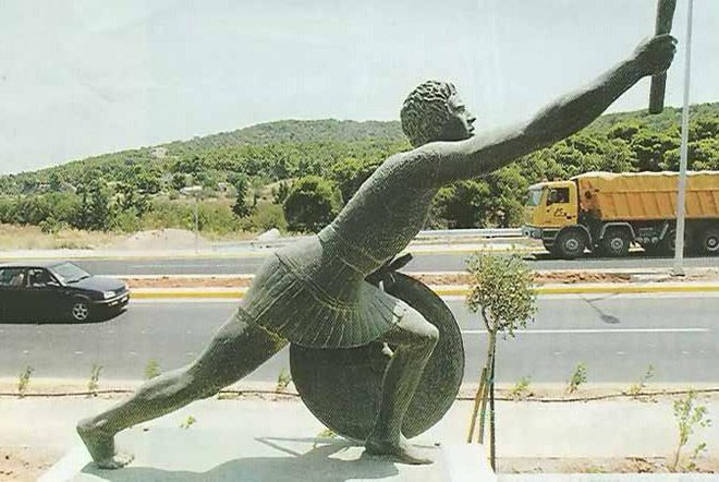 ##sc### Theo sách "100 trận đánh lẫy lừng trên thế giới", sau khi quân đội Hy Lạp giành chiến thắng ở trận Marathon (năm 490 TCN), Pheidippides đã chạy liên tục, vượt quãng đường hơn 42 km để về Athens báo tin chiến thắng. Tới nơi, chiến binh này chỉ kịp nói “chúng ta đã chiến thắng” rồi gục xuống và ra đi mãi mãi. Hình ảnh đó đi vào lịch sử, trở thành cảm hứng cho sự ra đời của môn chạy Marathon ở các kỳ Olympic ngày nay.