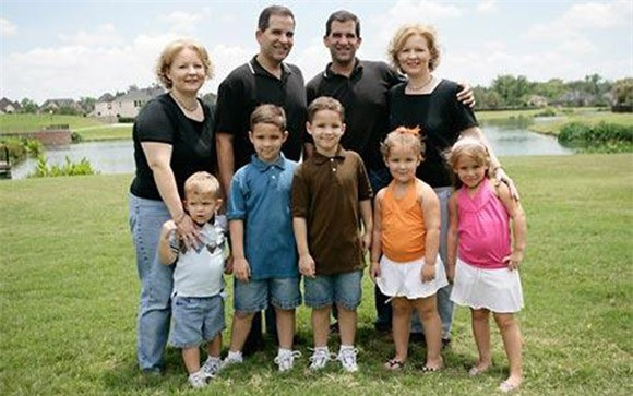  Hai anh em sinh đôi kết hôn với hai chị em sinh đôi và có những đứa trẻ cũng…sinh đôi: Anh em sinh đôi Craig và Mark Sanders đã gặp chị em sinh đôi Diane và Darlene Nettermeyer tại lễ hội của các cặp sinh đôi tại Twinsberg, Ohio. Craig và Diane bắt đầu yêu nhau, và sau đó Mark và Darlene cũng tìm hiểu nhau. Cuối cùng, họ kết hôn trong cùng một buổi lễ, chuyển đến nhà cạnh nhau. Và càng thú vị hơn khi Diane và Craig đã có hai bé trai sinh đôi. 