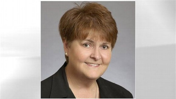 Đòi kết hôn với người đàn ông không quen biết: Điều quan trọng của một đám cưới là phải nhận được sự đồng ý của cô dâu và chú rể. Nhưng điều đó không ngăn bà Madeline Desmet, 64 tuổi, từ bỏ kế hoạch kết hôn với một người mà bà mới chỉ biết sơ qua. Desmet gặp người đàn ông này (giấu tên) chỉ trong một khoảng thời gian ngắn tại nhà thờ vào năm 2010 và đã lập tức phải lòng ông ta. Bà đã gửi hơn 50 lá thư bài tỏ tình yêu bất diệt của mình với đối tượng. Sự việc bắt đầu trở nên kì cục khi người phụ nữ này lên kế hoạch về một đám cưới, thậm chí bà ấy còn đặt ngày tại tòa án thành phố và chọn nhẫn cho dịp này. Người đàn ông bị theo đuổi chỉ biết về đám cưới khi của hàng trang sức gọi ông đến thanh toán. 