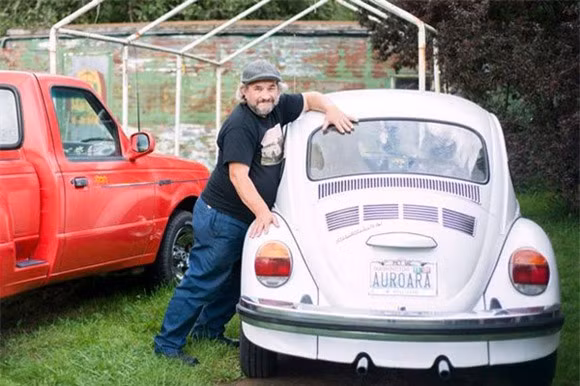 Người đàn ông quan hệ tình dục với 1.000 chiếc ô tô: Quan hệ tình dục ở ghế sau của ô tô là một chuyện, nhưng anh chàng này thực sự đã quan hệ tình dục với ghế sau của vô số chiếc xe hơi. Edward Smith, người đàn ông 57 tuổi, nói rằng ông đã có quan hệ tình dục với 1.000 xe ô tô, nhưng ông đã xác định quan hệ vợ chồng chính thức với một chiếc VW Beetle màu trắng tên là Vanilla. Edward có thể đã mắc chứng Objectum Sexualis, hay nói cách khác là bệnh yêu đối tượng là vật vô tri vô giác. 