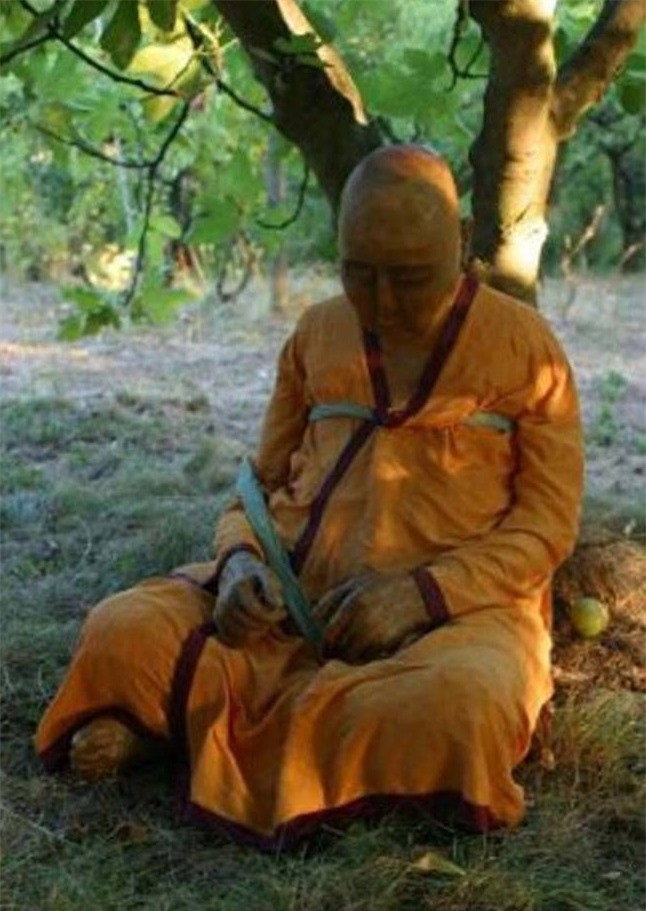 Dashi-Dorzho Itigilov: Itigilov là một vị Lạt Ma ở Nga vào đầu những năm 1900. Khi ông còn sống, ông đề nghị các vị Lạt Ma bắt đầu các thủ tục tang lễ và ông bắt đầu thiền định. Trong khi ngồi thiền trong tư thế hoa sen, ông qua đời. Năm 2002, cơ thể của ông đã được khai quật và nó vẫn còn nguyên vẹn. 