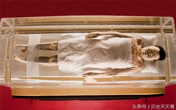 Xác ướp thời Hán ở Mã Vương Đôi: Năm 1972, các nhà khảo cổ Trung Quốc đã tìm thấy một căn hầm mộ từ thời Hán tại khu Mã Vương Đôi, tỉnh Hồ Nam, Trung Quốc. Trong đó, nổi bật nhất phải kể đến xác một người đàn ông trải qua nhiều năm nhưng vẫn còn nguyên vẹn với làn da nhăn nheo.