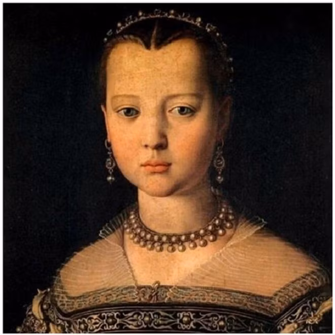 1. Để trán cao: Hai thế kỷ trước, một trào lưu làm đẹp chiếm ưu thế, thể hiện rõ trên các tác phẩm nghệ thuật nổi tiếng, đó là để trán rộng. Bằng mọi cách, phụ nữ quý tộc thời ấy làm cho vầng trán của họ cao rộng hết mức có thể, từ việc nhổ bớt lông mày cho đến kéo hết tóc ra sau, lộ cả đường chân tóc. 