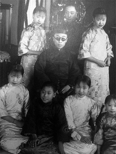 ##sc### Tháng 10/1924, khi Phổ Nghi và Uyển Dung đang cùng nhau ăn hoa quả và tán ngẫu ở cung Trữ Tú thì Phùng Ngọc Tường đã cử Lộc Chung Lân vào tử cấm thành và yêu cầu họ nội trong 3 tiếng phải xuất cung. Phổ Nghi đã trở về nhà cha đẻ sau đó thông qua công sứ quán Nhật Bản rồi chuyển đến sống tại tô giới của người Nhật ở Thiên Tân. Bức ảnh này được chụp trong khoảng thời gian này.