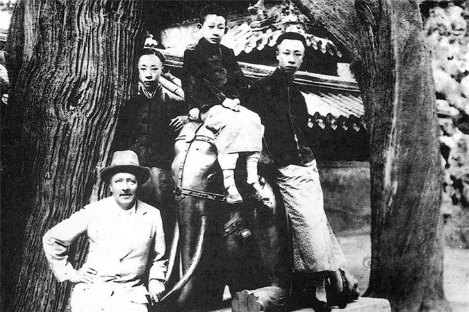 ##sc### Năm Phổ Nghi 14 tuổi thì gặp thầy giáo dạy tiếng Anh Reginald Fleming Johnston. Đây chính là người có ảnh hưởng rất quan trọng trong cuộc đời Phổ Nghi.