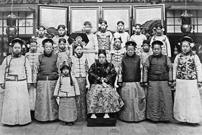 ##sc### Khi Phổ Nghi lên 8, Long Dụ thái hậu qua đời. Thời gian sống với thái hậu Long Dụ tương đối dài nên bà là người đã để lại ấn tượng rất sâu sắc trong ký ức tuổi thơ của Phổ Nghi. Ngoài ra còn có bốn thái phi khác là Đoan Khang của Quang Tự, KínhÝ, Vinh Huệ, Trang Hòa của Đồng Trị luôn quản giáo Phổ Nghi. Sau này, vì mâu thuẫn giữa Đoan Khang thái phi và mẹ đẻ khiến bà tự sát mà tình cảm giữa Phổ Nghi và thái phi Đoan Khang bị chia rẽ. Trong ảnh là Đoan Khang thái phi chụp cùng với gia đình.