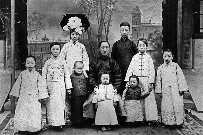 ##sc### Tải Phong được triều đình phong làm Nhiếp Chính Vương để phò tá triều chính cho con trai còn nhỏ dại. Đây là bức ảnh Tải Phong chụp chung với các con. Hàng sau bên trái lần lượt là: Uẩn Anh (con gái lớn), Tải Phong, Phổ Nghi. Hàng trên từ trái sáng: Uẩn Hinh (con gái thứ 5), Uẩn Dĩnh (con gái thứ 3), Phổ Nhiệm (con trai thứ 4), Uẩn Ngu (con gái thứ 6), Uẩn Hoan (con gái thứ 7), Uẩn Hòa, Uẩn Nhàn.