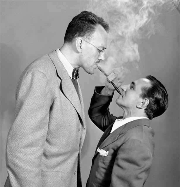 ##sc### Tẩu hút thuốc đôi: Hai người đàn ông đang hút một tẩu thuốc có tên là "Double Ender" ở New York ngày 2/6/1949. 