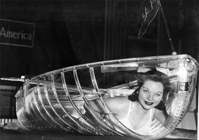 ##sc### Thuyền xuyên thấu: Bức ảnh năm 1941 cho thấy một người mẫu đang tạo dáng bên trong chiếc thuyền trong suốt "Lucite". Những chiếc thuyền như vậy được thiết kế để du khách có thể chiêm ngưỡng cả cảnh vật bên dưới nó. 