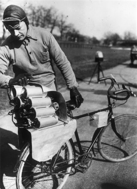 ##sc### Xe đạp tên lửa: Một kỹ sư người Đức đã chuẩn bị 12 chiếc tên lửa gắn đằng sau xe đạp của mình. Khoảnh khắc diễn ra sau đó là chiếc xe đạp đã nổ tung nhưng may mắn phát minh kỳ dị này không làm người kỹ sư bị thương nghiêm trọng. 
