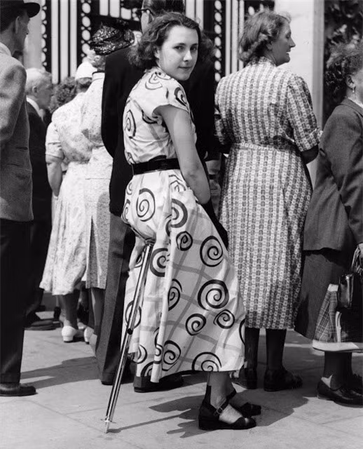  Ghế ngồi 1 chân: Những chiếc ghế 1 chân năm 1953 được thiết kể nhằm giúp người sử dụng có thể di chuyển dễ dàng và tiết kiệm diện tích khi ngồi. 