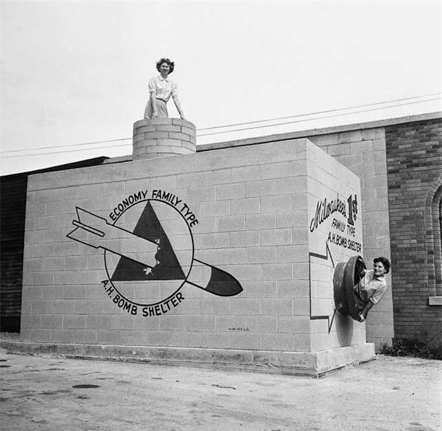 ##sc### Hầm trú bom hạt nhân: Hình ảnh một hầm trú bom hạt nhân có thể chứa từ 8 - 12 người giúp đảm bảo an toàn cho những người bên trong, nếu một quả bom hạt nhân 20 megaton phát nổ. Phát minh này được giới thiệu ngày 12/9/1958. 