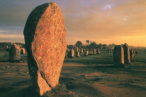 Người ta cũng đã đưa ra một số giả thuyết khác để giải thích bí ẩn trên đó là những cự thạch được dựng lên để xác định các tuyến đường của một cuộc rước thần thánh linh thiêng hay để quan sát Mặt trời, Mặt trăng và các thiên thể khác.