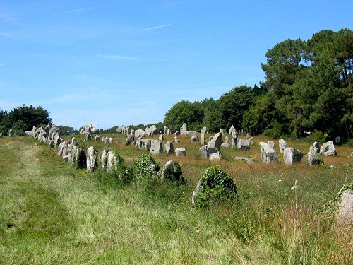 Những tảng đá đứng trên được xây dựng trong thời kì đồ đá mới kéo dài từ năm 4.500 TCN - 2.000 TCN. Cho đến nay, giới chuyên gia vẫn chưa tìm ra lời giải về việc tại sao những tảng đá đứng trên lại được dựng nên.