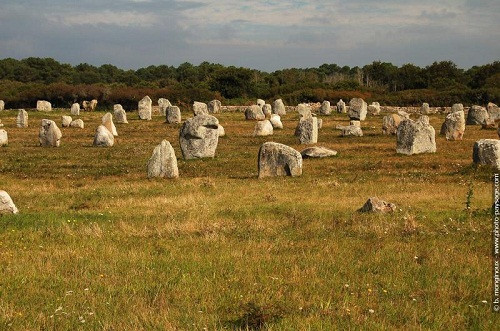 Theo truyền thuyết, mỗi cự thạch đại diện cho một người lính trong đội quân La Mã mà thánh Kitô giáo đã biến họ thành đá trong cuộc diễu binh ở Carnac.