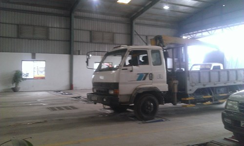 Quy trình đăng kiểm bị siết chặt, khiến nhiều xe không đạt chuẩn, phải sửa chữa và quay lại đăng kiểm nên nhiều trạm rơi vào tình trạng quá tải. Ông Trịnh Viết Trung cho biết, Trung tâm Đăng kiểm 29- 06V mỗi ngày có khoảng 150-180 lượt xe xếp hàng chờ khám, trong đó khoảng 50% là khám lần thứ 2-3, nhưng đơn vị chỉ đáp ứng được khoảng 60 đến 70 xe/ngày, dẫn đến tình trạng quá tải.