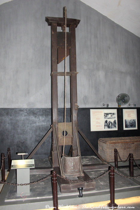 Đây là một cỗ máy chém của Pháp sử dụng ở nhà tù Hỏa Lò thời Pháp thuộc. Ảnh: Tripadvisor.