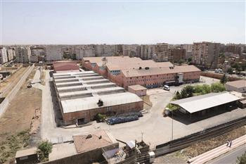 Nhà tù Diyarbakir trở thành nỗi ám ảnh của nhiều tù nhân. Không những bị tra tấn khủng khiếp về mặt thể xác, tù nhân còn bị tra tấn tinh thần.