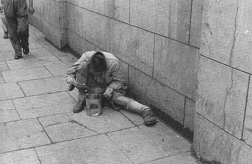 Ảnh chụp người hành khất ăn uống đạm bạc ngay trên vỉa hè.