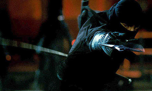 Các Ninja sẽ đặt đầu to của dụng cụ nghe lén này vào tường để những âm thanh trong phòng sẽ đi qua đó và truyền đến tai của họ. Từ đó, họ có thể biết được những người ở bên trong nói gì.