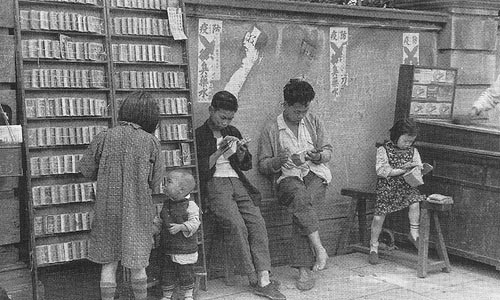 Nhiều em bé tìm niềm vui ở cửa hàng cho thuê truyện.