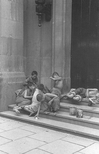 Hình ảnh một nhóm trẻ mồ côi kiếm sống và ăn ngủ ngay trên đường phố.