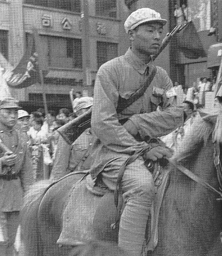 Binh sĩ thuộc Quân đội Trung Quốc cưỡi ngựa trên đường phố Thượng Hải.