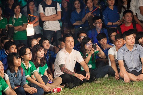 Những hành động của nam ca sĩ tuy nhỏ nhưng mang nhiều ý nghĩa. (Ảnh: Mạnh Cường)