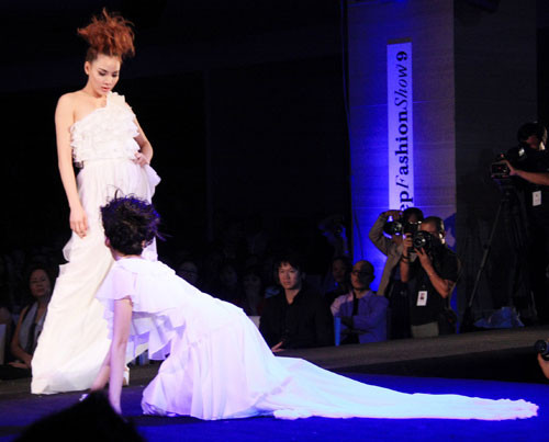 Trúc Diễm tham gia chương trình "Đẹp Fashion Show 9" cũng gặp sự cố nhớ đời khi đang trình diễn.