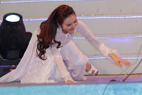 Ca sĩ Anh Thúy - cô gái đeo mặt nạ tại cuộc thi The X-Factor cũng gặp sự cố ngã lăn quay khi bước xuống bậc thềm, trong đêm nhạc tại TP.HCM.