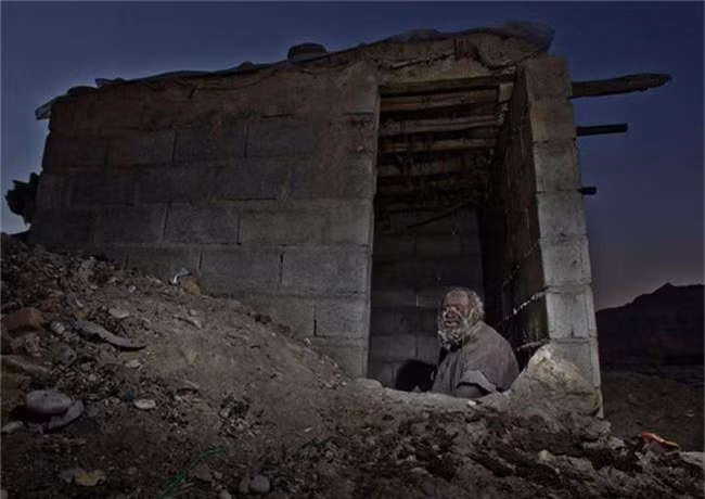 Mỗi ngày trôi qua của ông đều là màn trời, chiếu đất, thức ăn, nước uống cũng là những thứ miễn phí do thiên nhiên ban tặng. Với những thứ ít ỏi mà bản thân có được, cụ ông 80 tuổi chưa từng lo lắng bị mất trộm hay những toan tính phức tạp trong đời. 