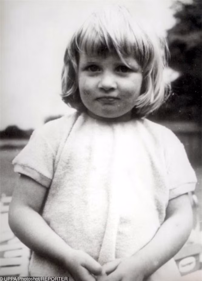 Trong ngày sinh nhật thời thơ ấu, Diana Spencer luôn mong ước được tặng chiếc xe đẩy và búp bê. Công nương cũng thích truyện cổ tích và những điều nhỏ bé đáng yêu. Bà thích sưu tầm những món đồ chơi nhỏ ngay từ khi còn bé.