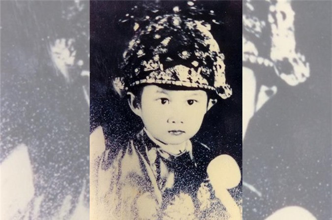 Có thể thấy vị thái tử này đã được thừa hưởng nét đẹp của cả bố và mẹ ngay từ nhỏ. Lớn lên, thái tử càng tỏ rõ thần thái hơn người.